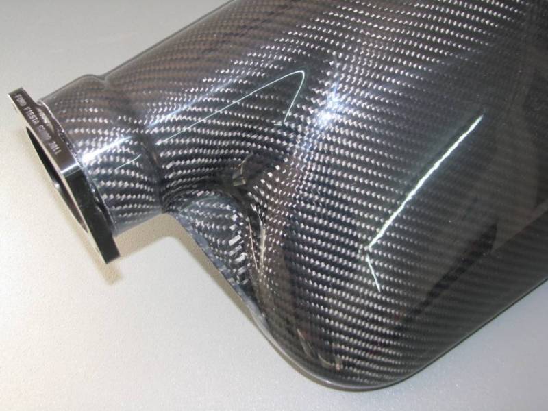 Stratification sur mesure de pièces polyester en fibre de verre et en carbone à Lyon REACOMPOSIT