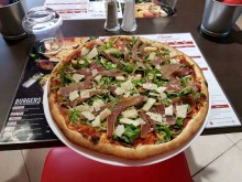 Délicieuse Pizza jambon fromage cuite sur sol votre pizzeria Bonici pizza aToulouse Balma